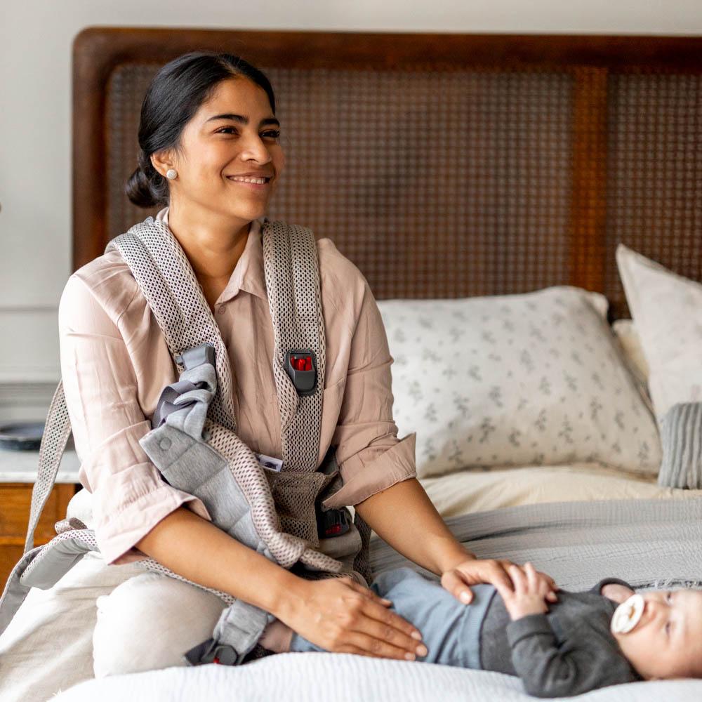 Baby Carrier Harmony in dusty pink, mum with baby - BabyBjörn