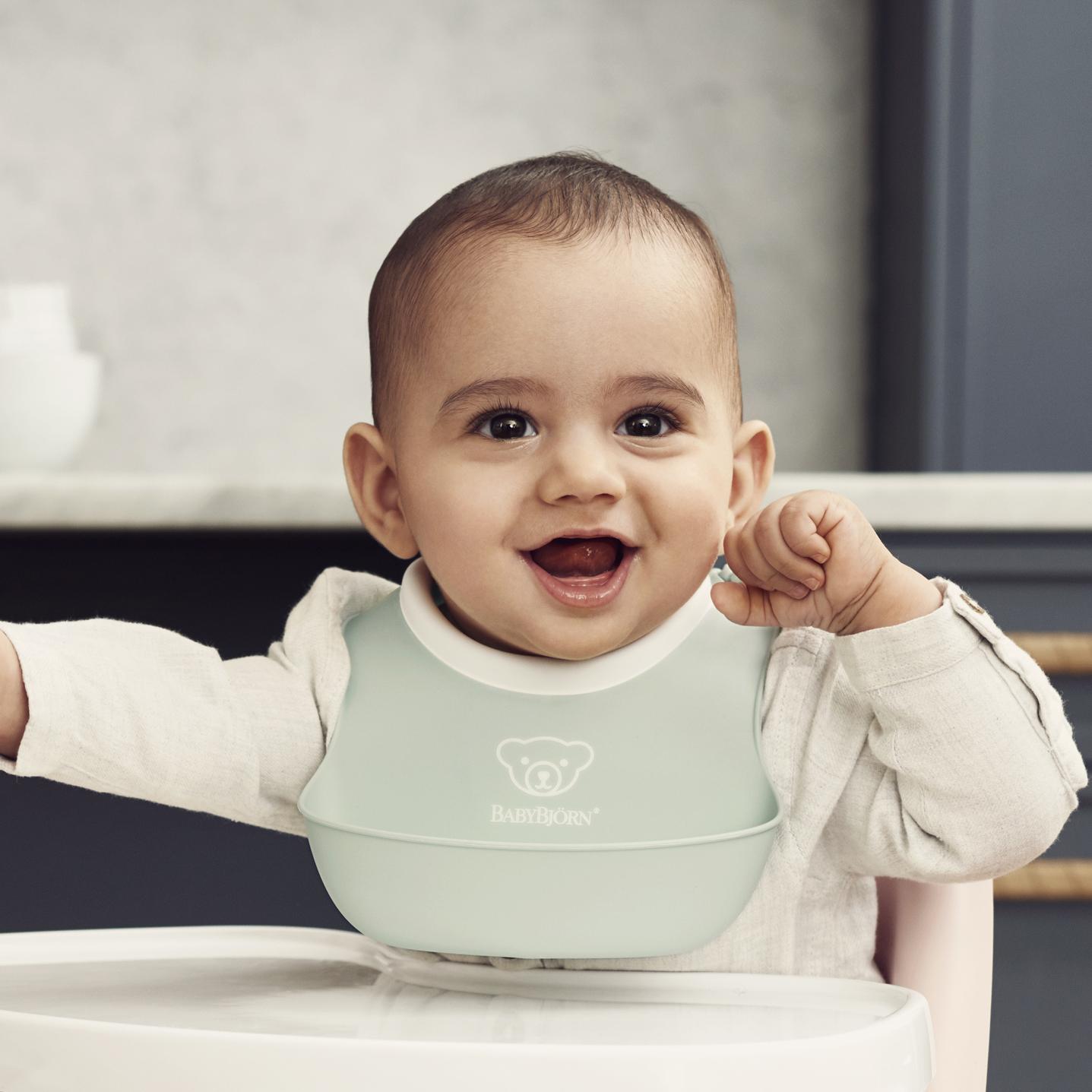Your baby and food, small Baby Bib with deep spill pocket - BabyBjörn