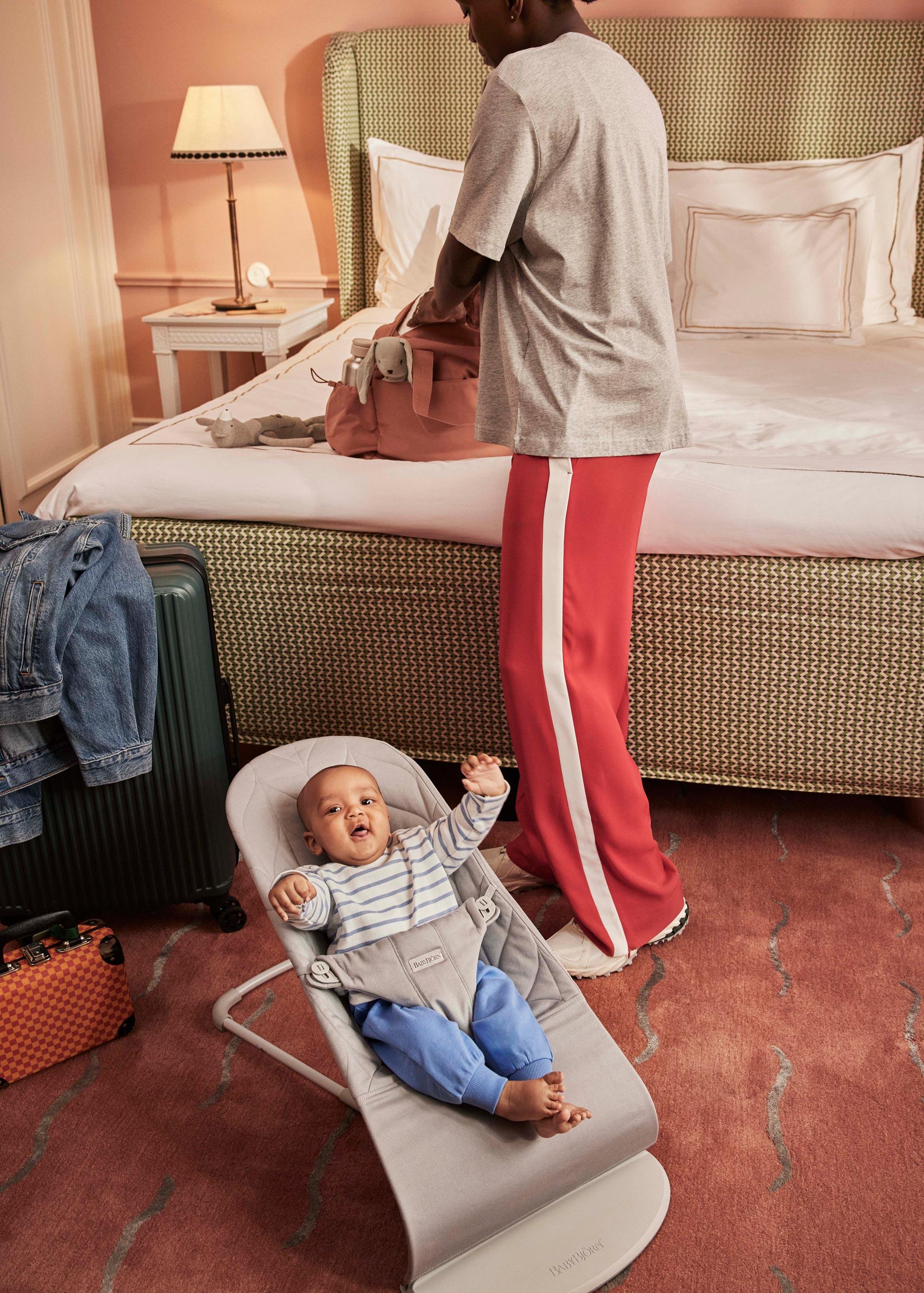 Bouncer Bliss in sand grey petal quilt, traveling with a baby - BabyBjörn